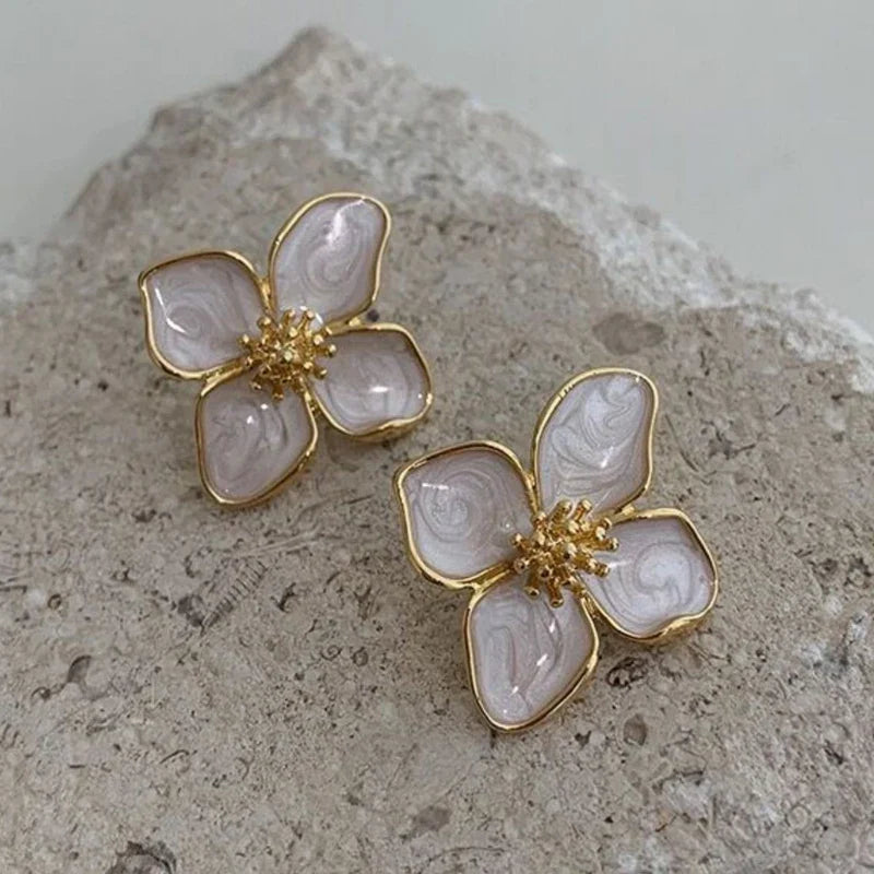 Brincos Elegantes de Flor em Esmalte Branco