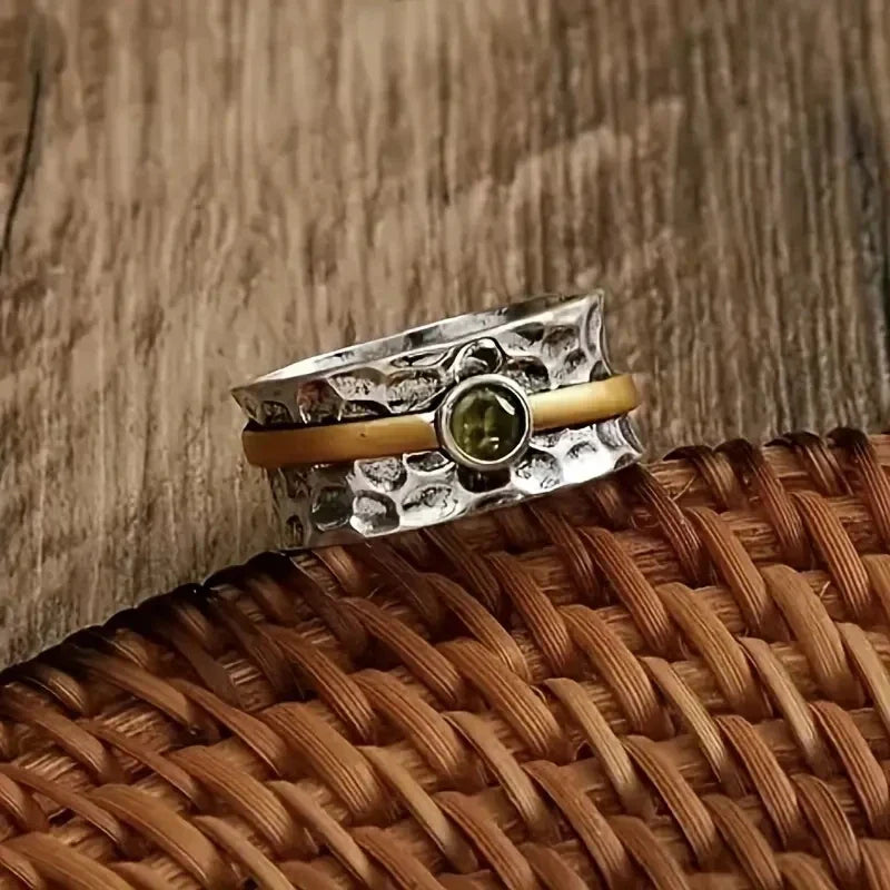 Anel de Prata Martelada com Ouro e Peridoto