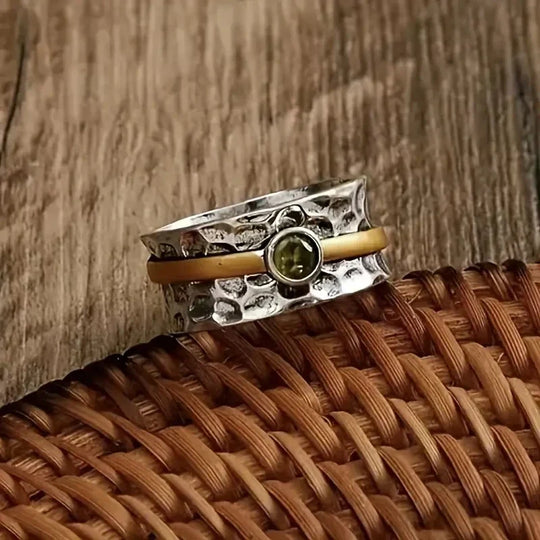 Anel de Prata Martelada com Ouro e Peridoto