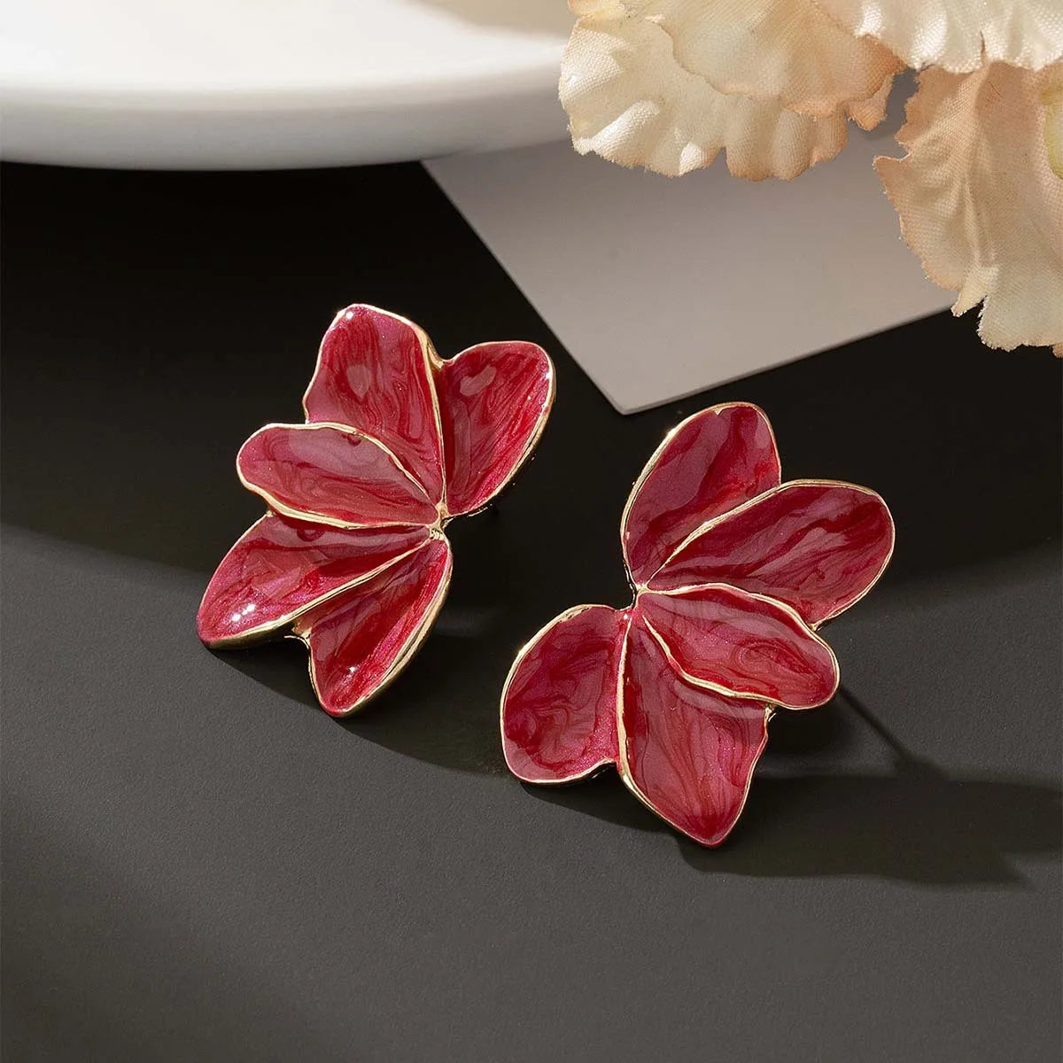 Brincos Elegantes de Pétala em Esmalte Vermelho