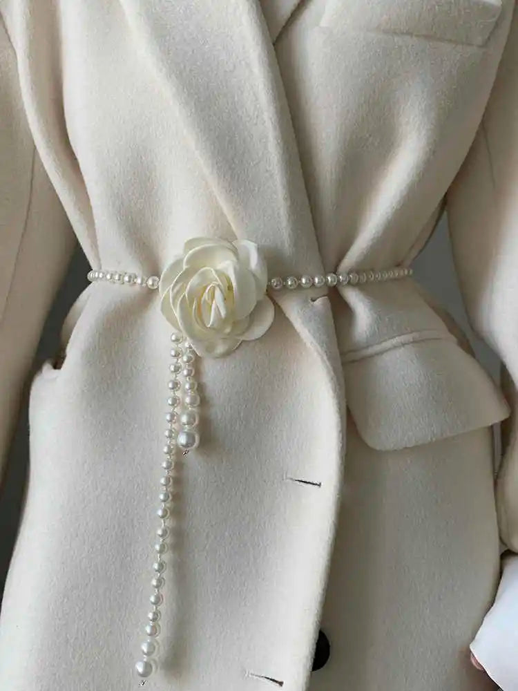 Eva Cinto elegante com pérolas