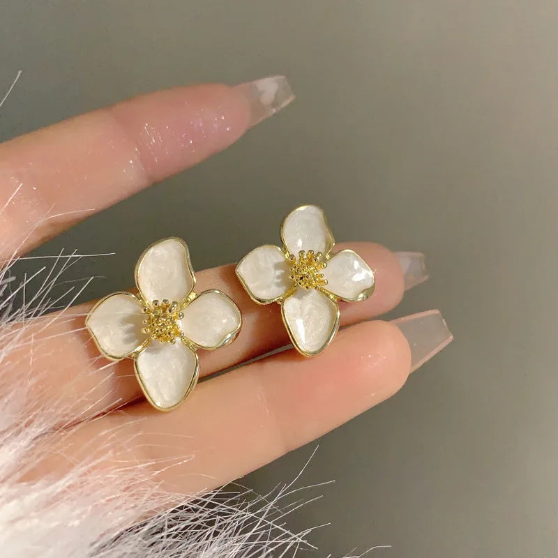 Brincos Elegantes de Flor em Esmalte Branco