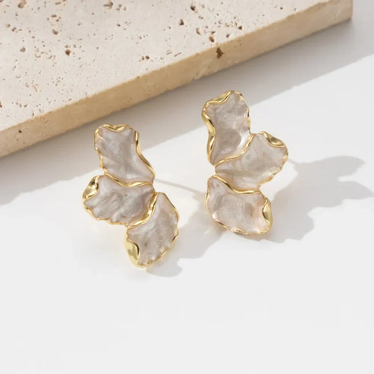 Brincos de Estudo de Flor em Esmalte Elegante