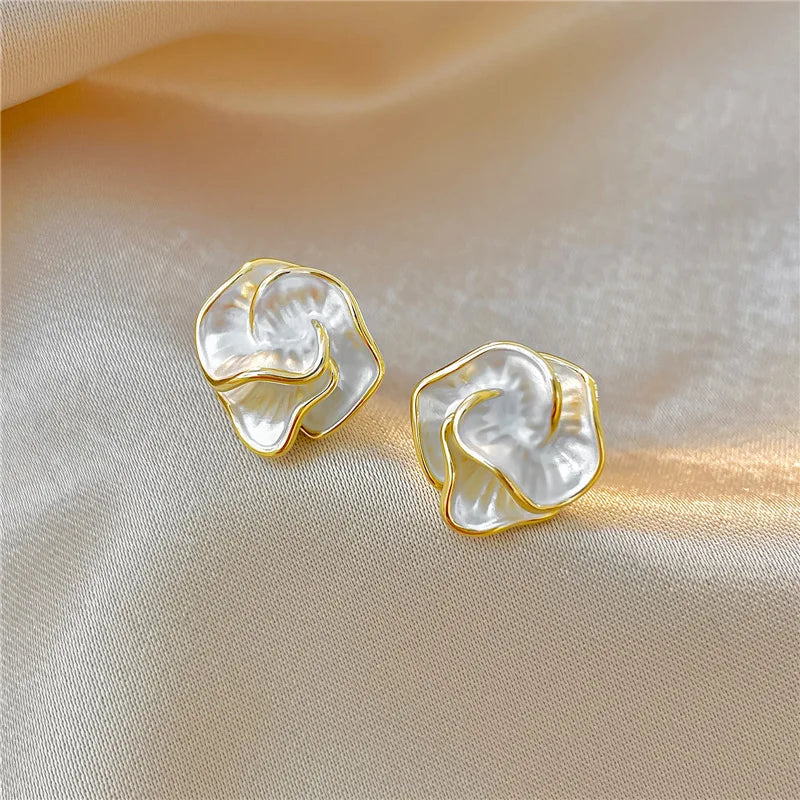 Brincos de Flor Camada de Esmalte Branco Elegante