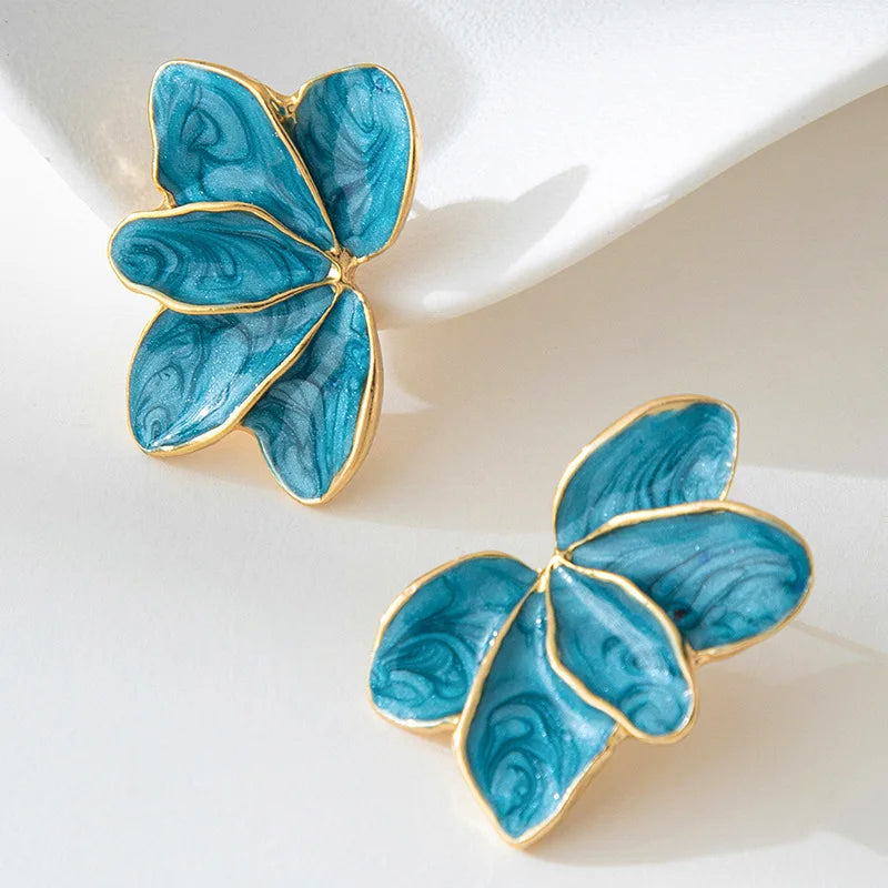 Brincos Elegantes de Pétala em Esmalte Vermelho