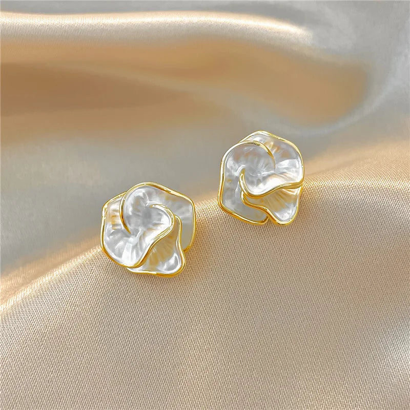 Brincos de Flor Camada de Esmalte Branco Elegante