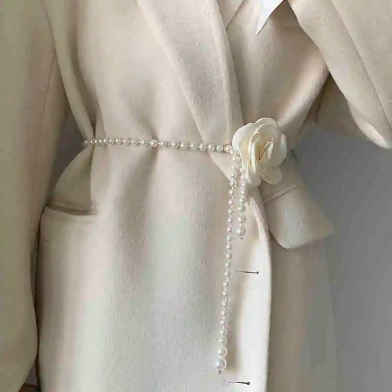 Eva Cinto elegante com pérolas