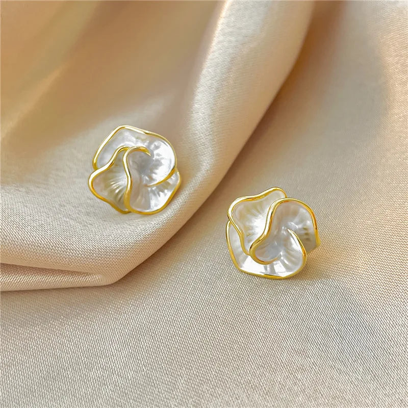 Brincos de Flor Camada de Esmalte Branco Elegante
