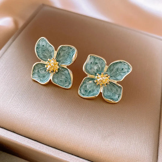 Brincos de Pétala de Esmalte Verde Claro Elegante