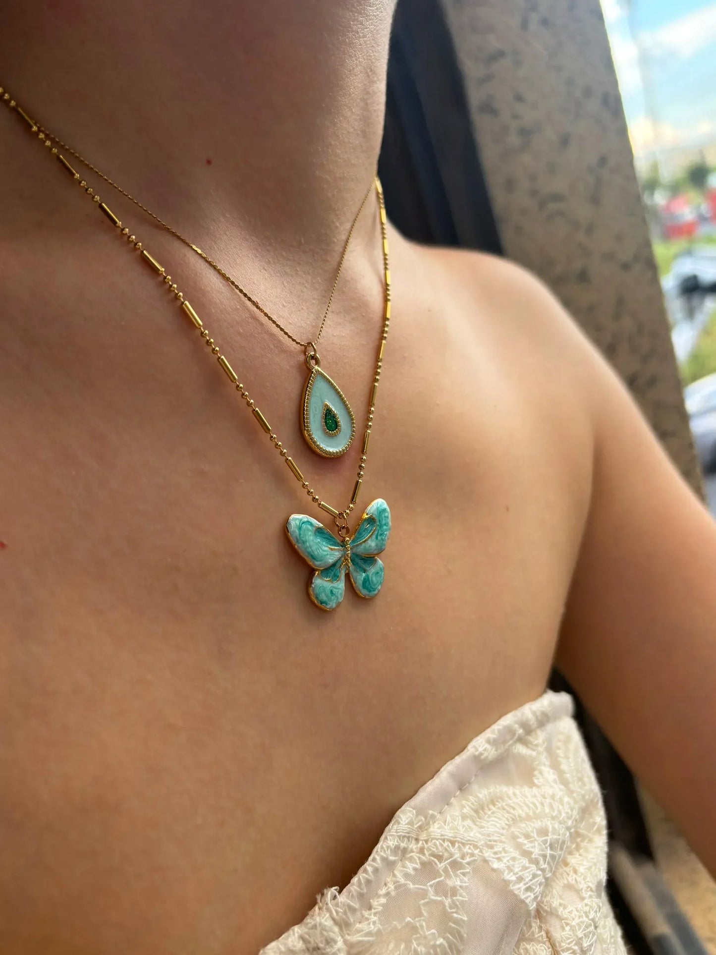Conjunto de Colar com Pingente de Borboleta Azul e Gota d'Água
