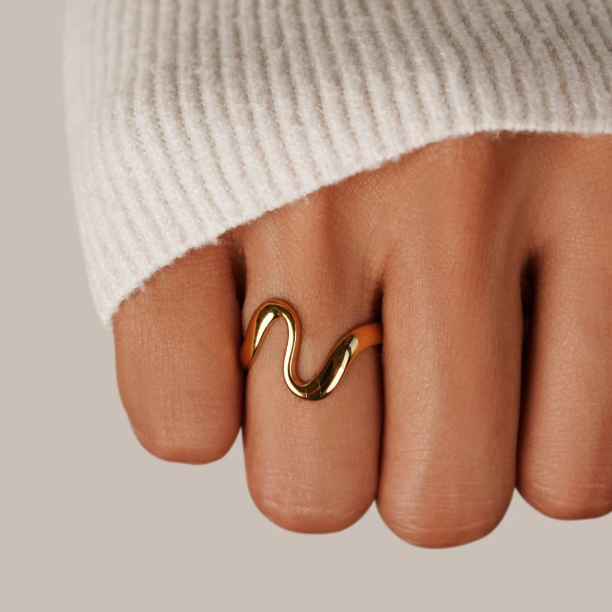 ANEL DE Onda DOURADA DESLUMBRANTE