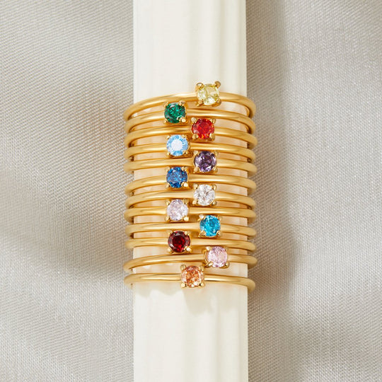 Anéis de ouro com pedra de nascimento