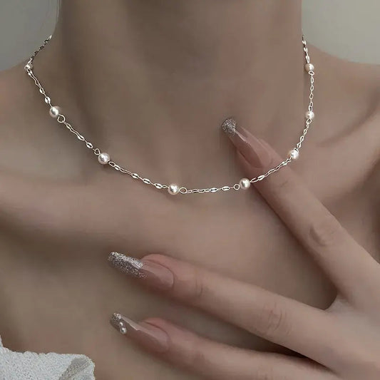 Colar elegante feito de pérolas brilhantes